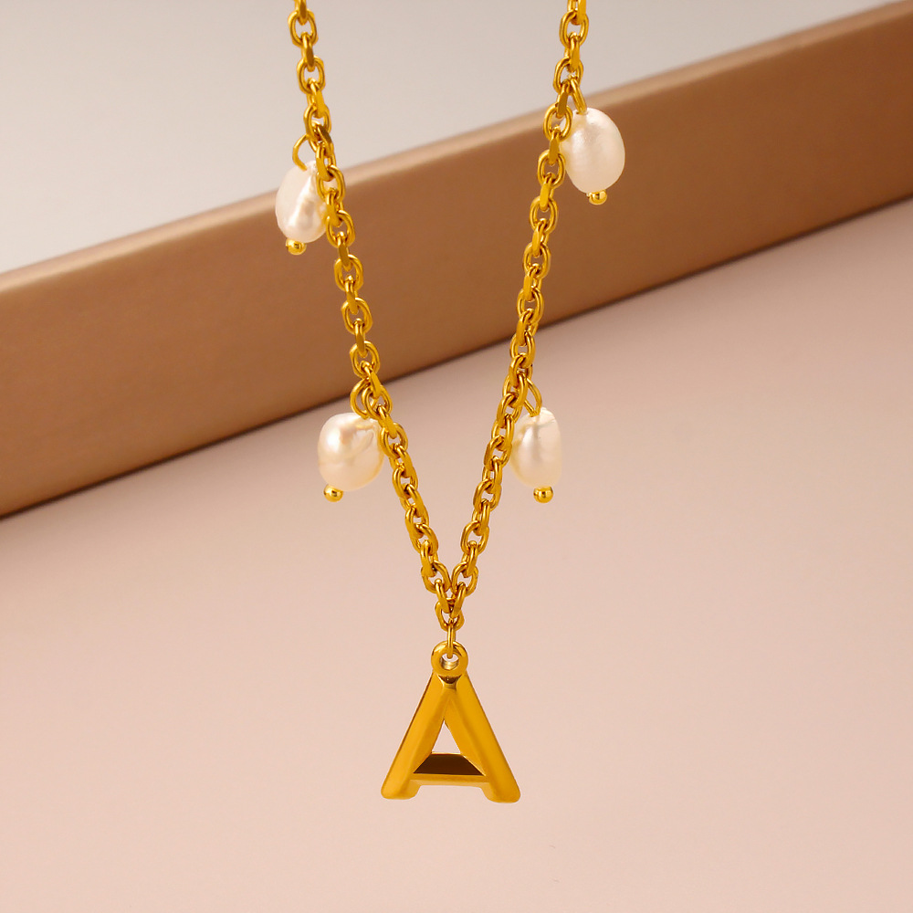 Initial Letter Necklace 18K Gold - قلادة بحرف أولي من اللؤلؤ مطلية