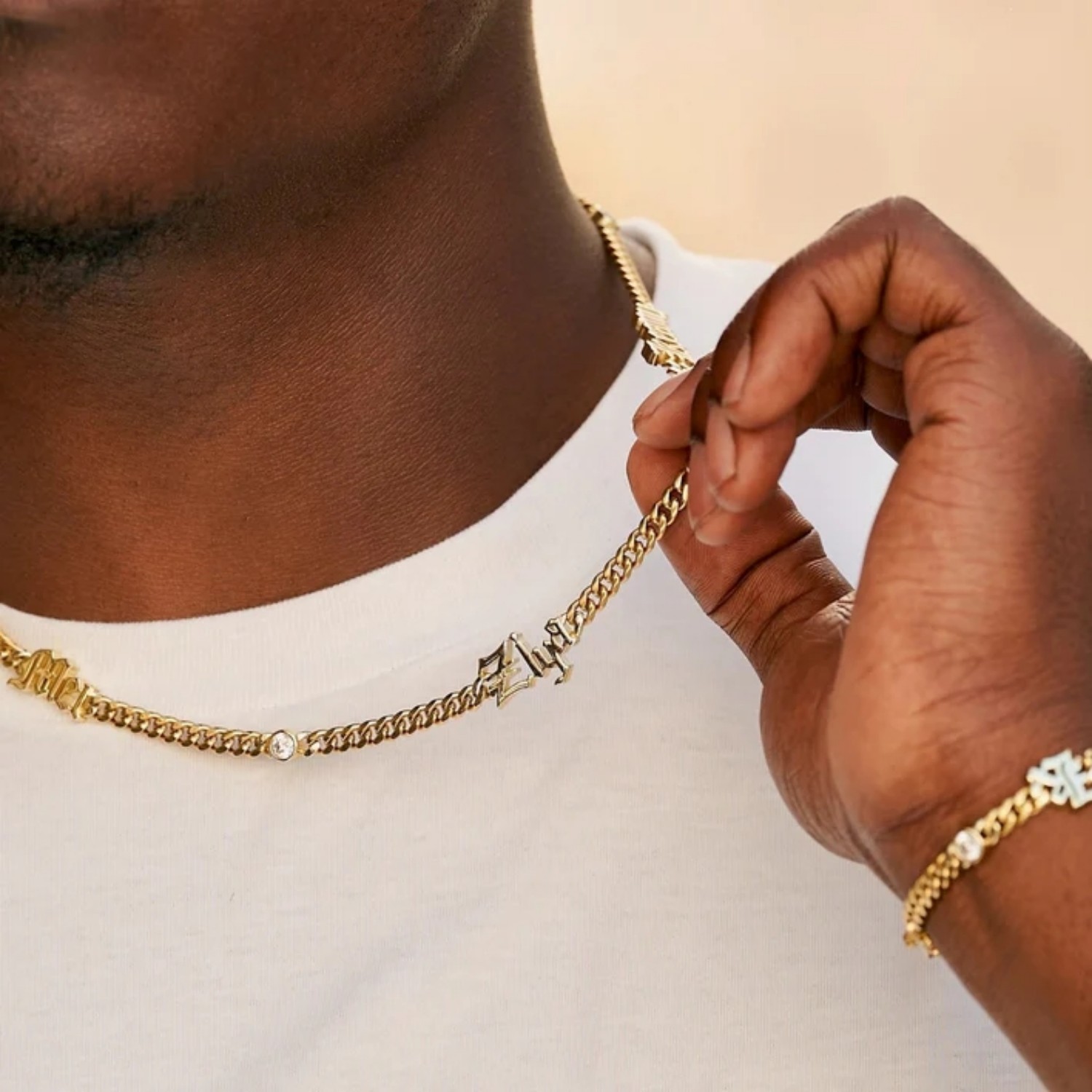 قلادة اسم مخصصة بخط إنجليزي قد - مراجعة Cuban Link Chain 12Mm وسعره