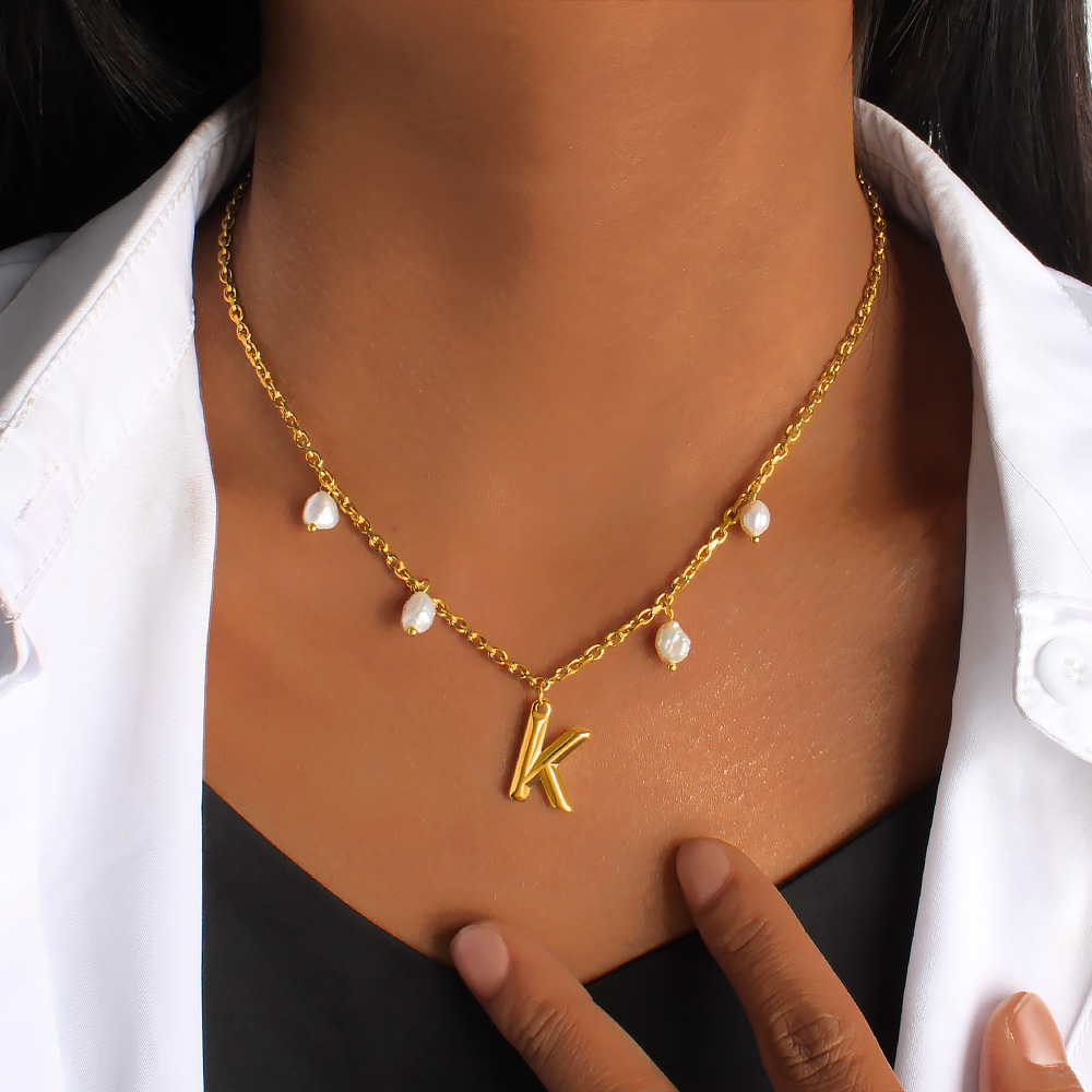 قلادة بحرف أولي من اللؤلؤ مطلي - مراجعة Initial Letter Necklace 18K Gold وسعره