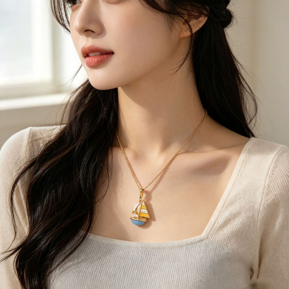 قلادة أنيقة بتصميم قارب شراعي  - مراجعة Initial Letter Necklace 18K Gold وسعره