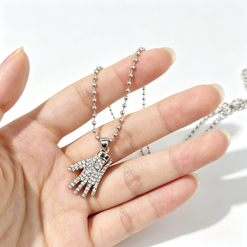 قلادة قفاز مايكل جاكسون المرصع - مراجعة Anime Pendant Necklace وسعره